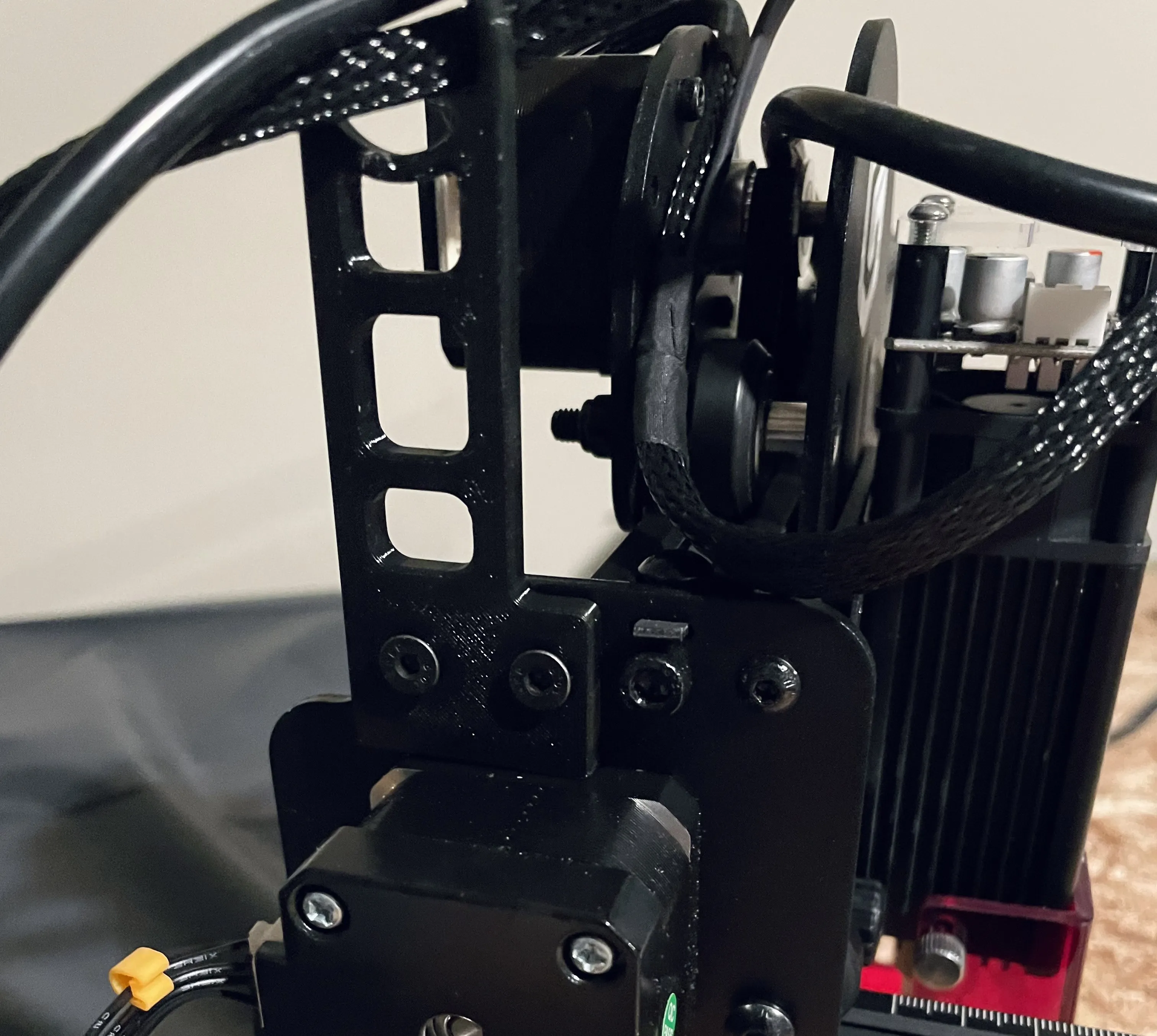 Cable guide accessory attached to the aluminum rail