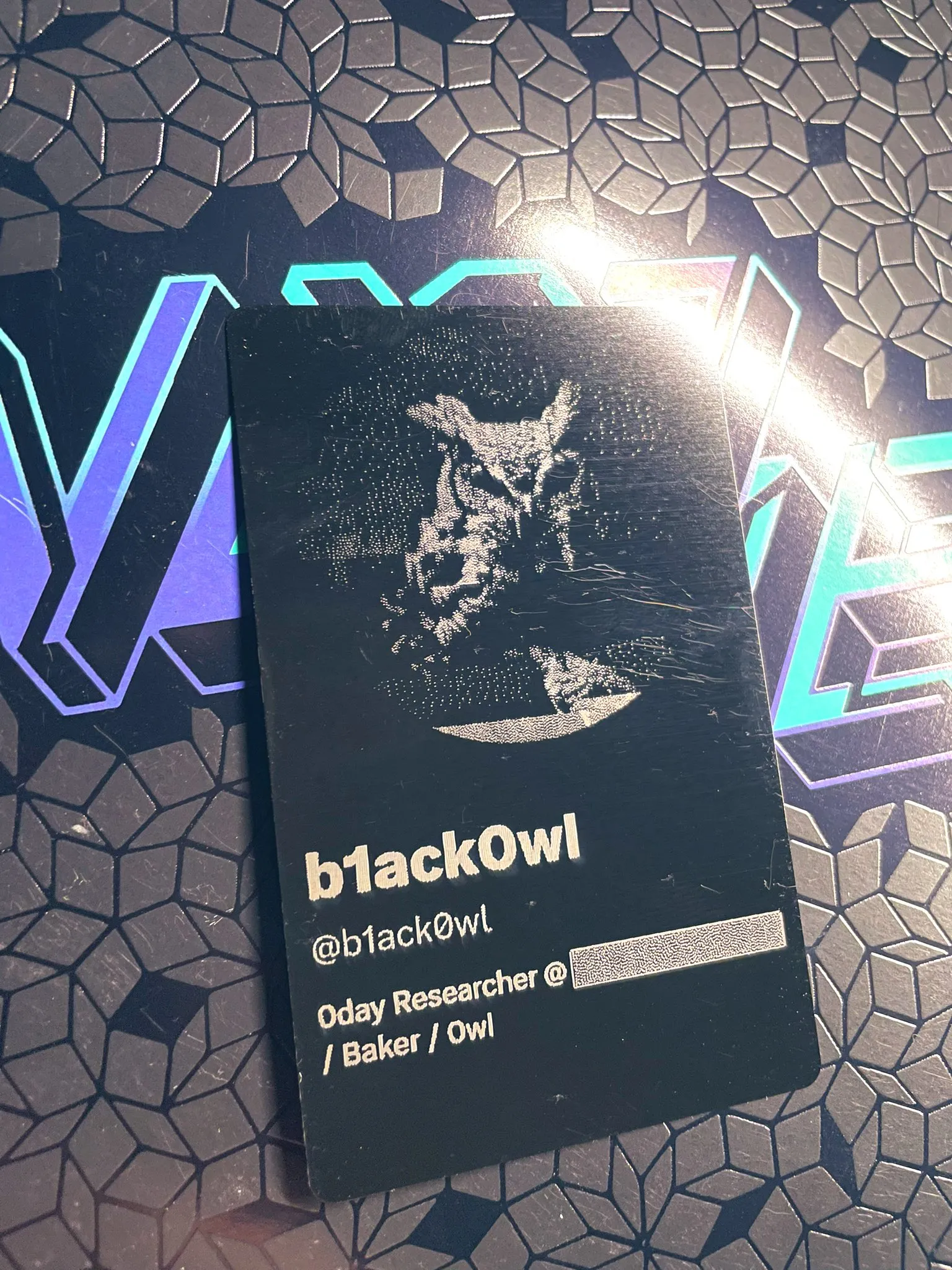 Improved engraving on anodized aluminum with better contrast